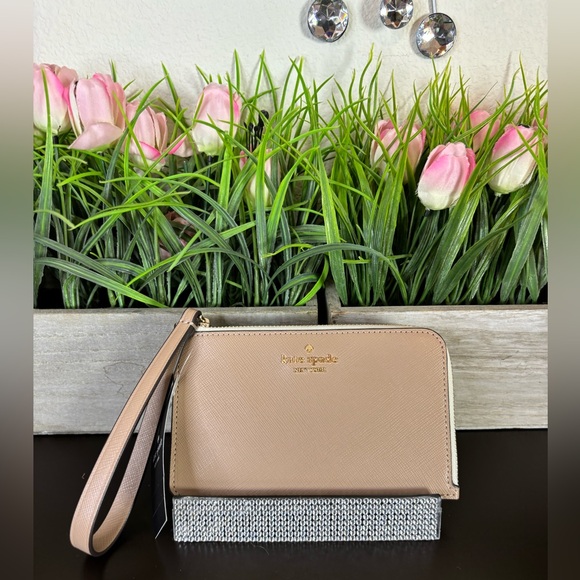 kate spade Handbags - Kate Spade NWT Brown and Tan block color wristlet